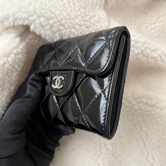 Auth Chanel XL Patent Leather Classic Quilted Flap Card Holder - Picture 3 of 9
